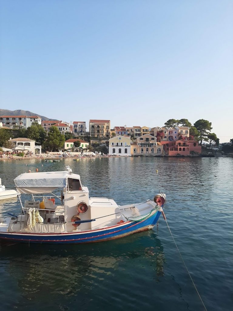 Alquilar un barco por 70 euros y los imprescindibles de Cefalonia y el pueblo de Assos es uno de ellos