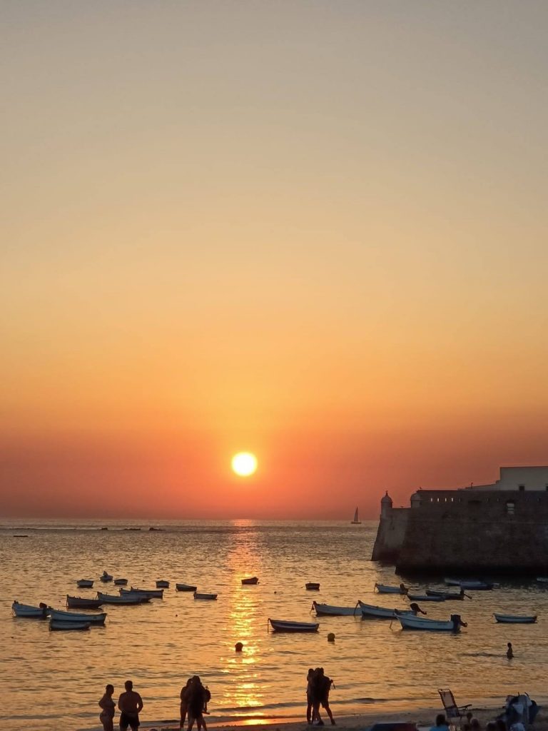 5 planes de verano en Tarifa como el atardecer en la caleta