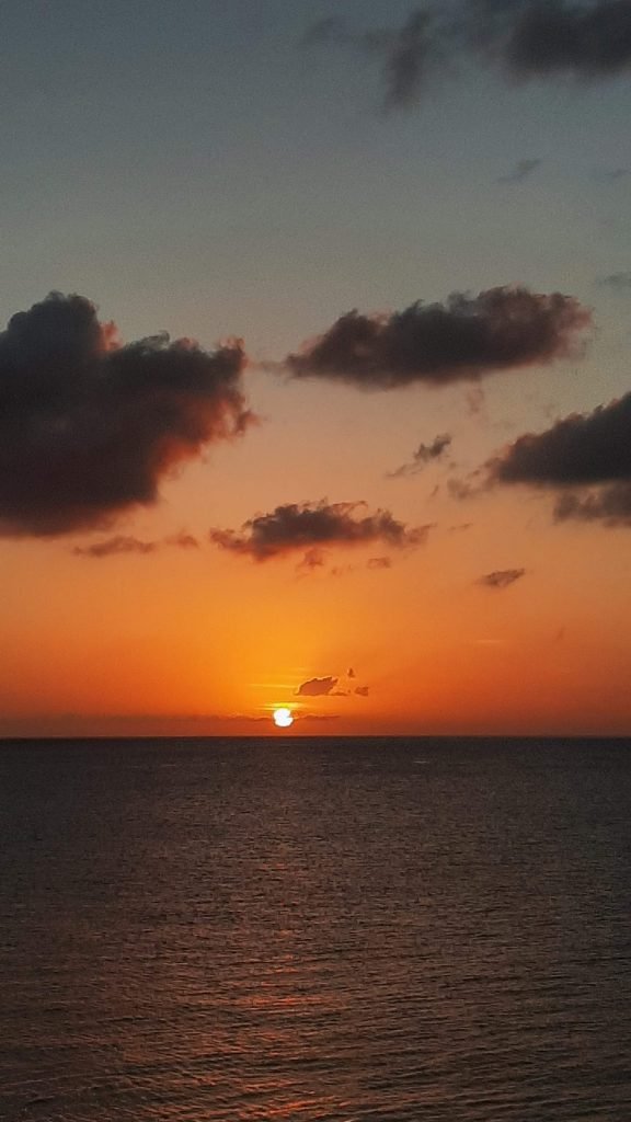 La puesta de Sol desde el ferry de Cozumel, el único sitio desde donde la puedes ver en la Riviera Maya y bucear en el 2º arrecife más grande del mundo
